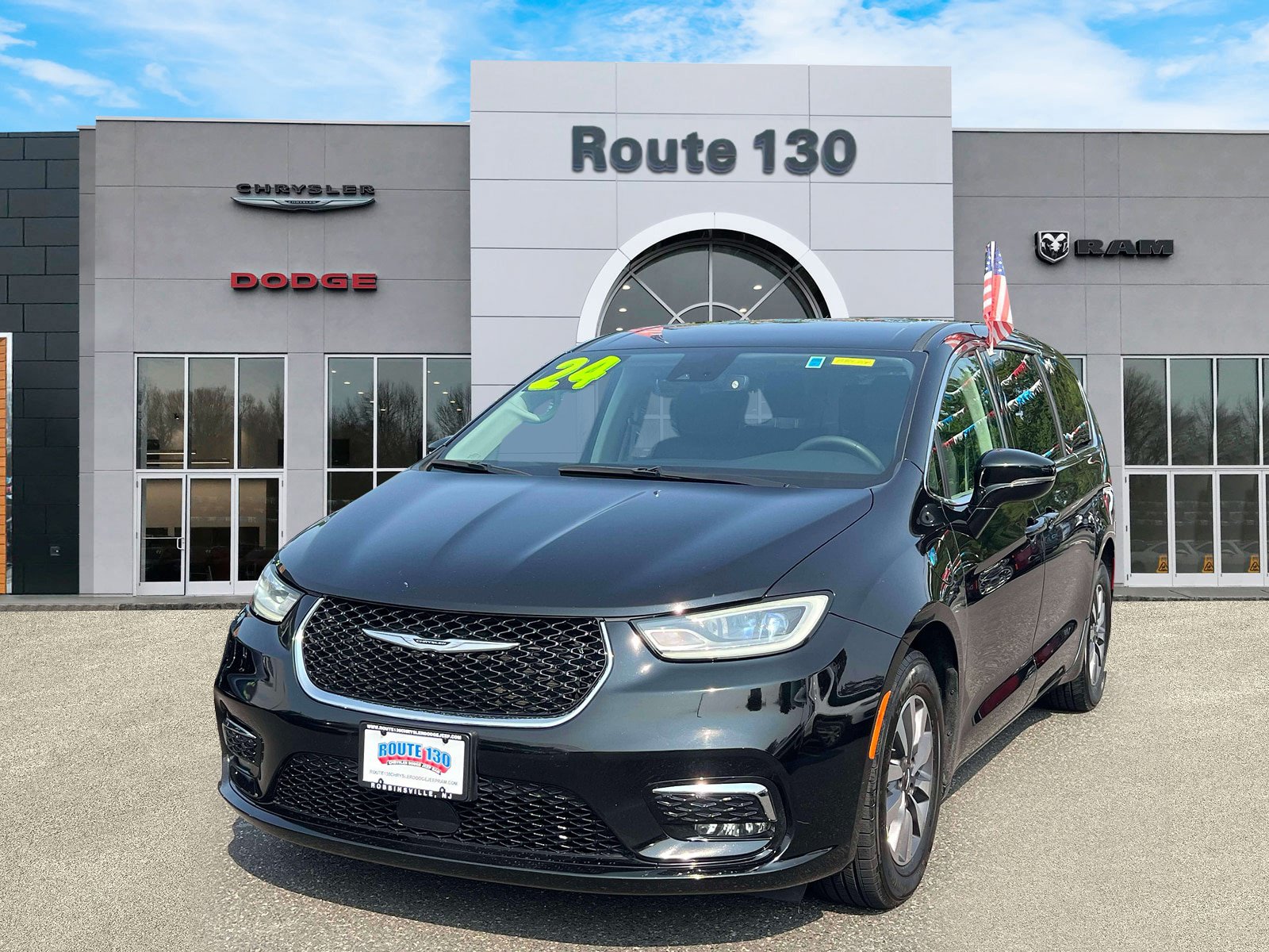 Used 2024 Chrysler Pacifica Limited FWD image 2