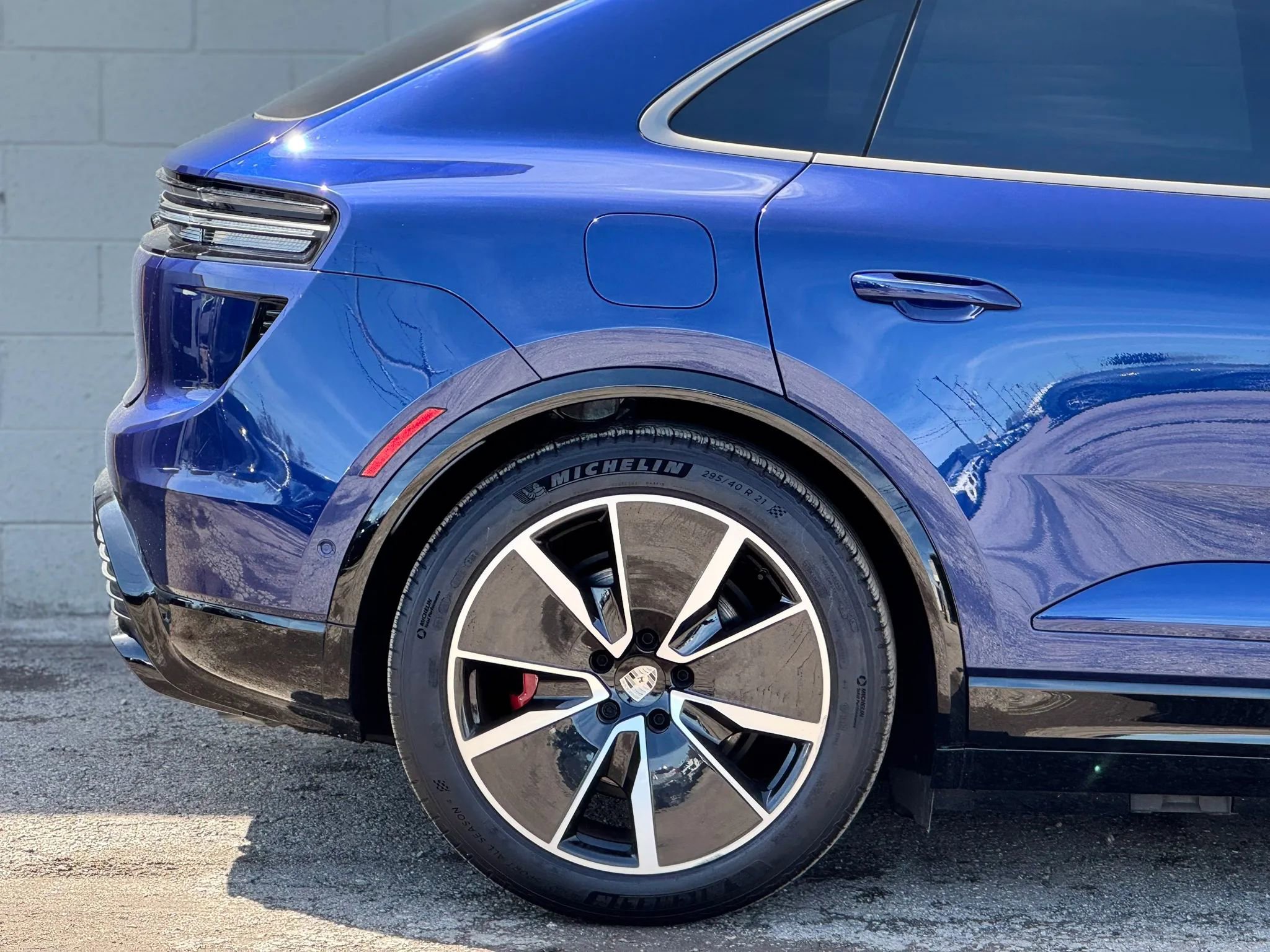 Used 2024 Porsche Macan Turbo Electric AWD/4WD image 19