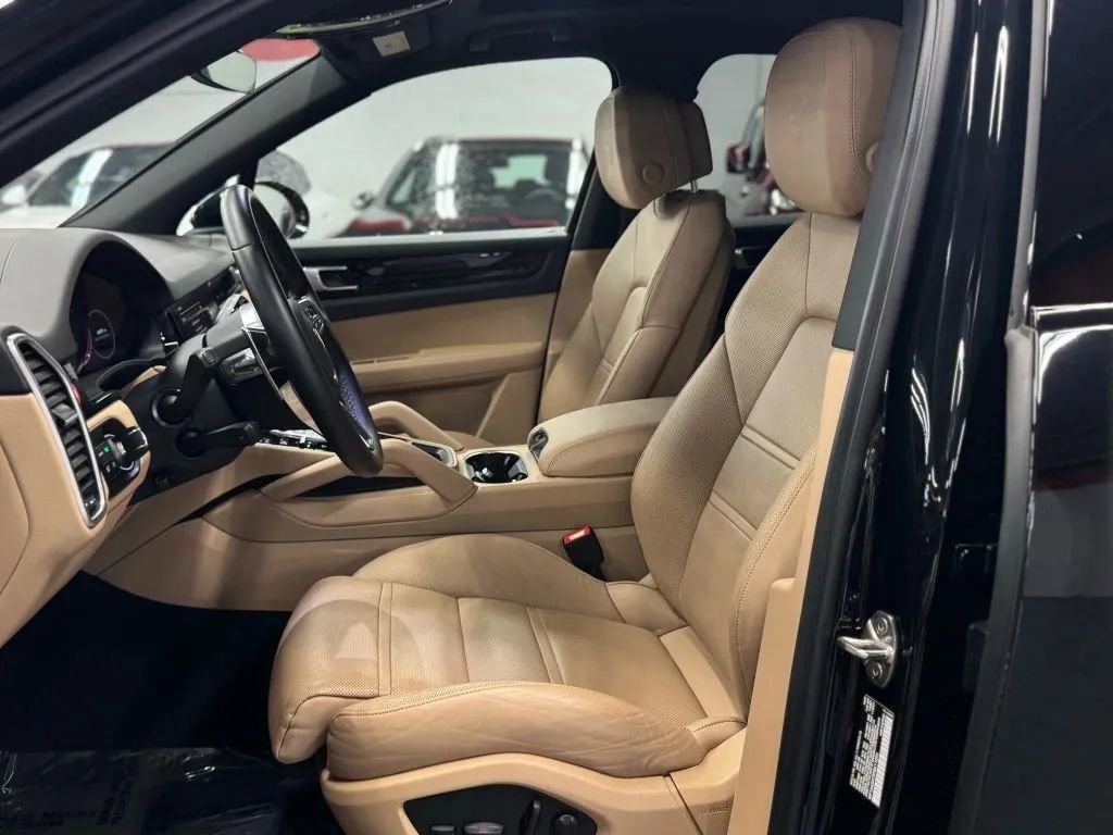 Used 2023 Porsche Cayenne w/ Premium Package image 10