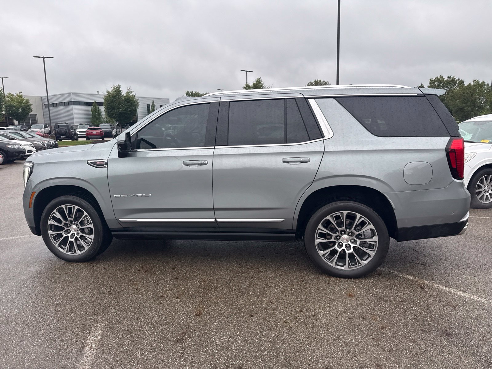 Used 2025 GMC Yukon Denali w/ Sun & Power Step Package AWD/4WD image 8
