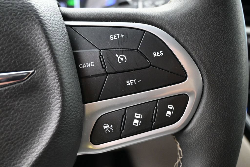 Used 2023 Chrysler Pacifica Touring-L FWD image 17