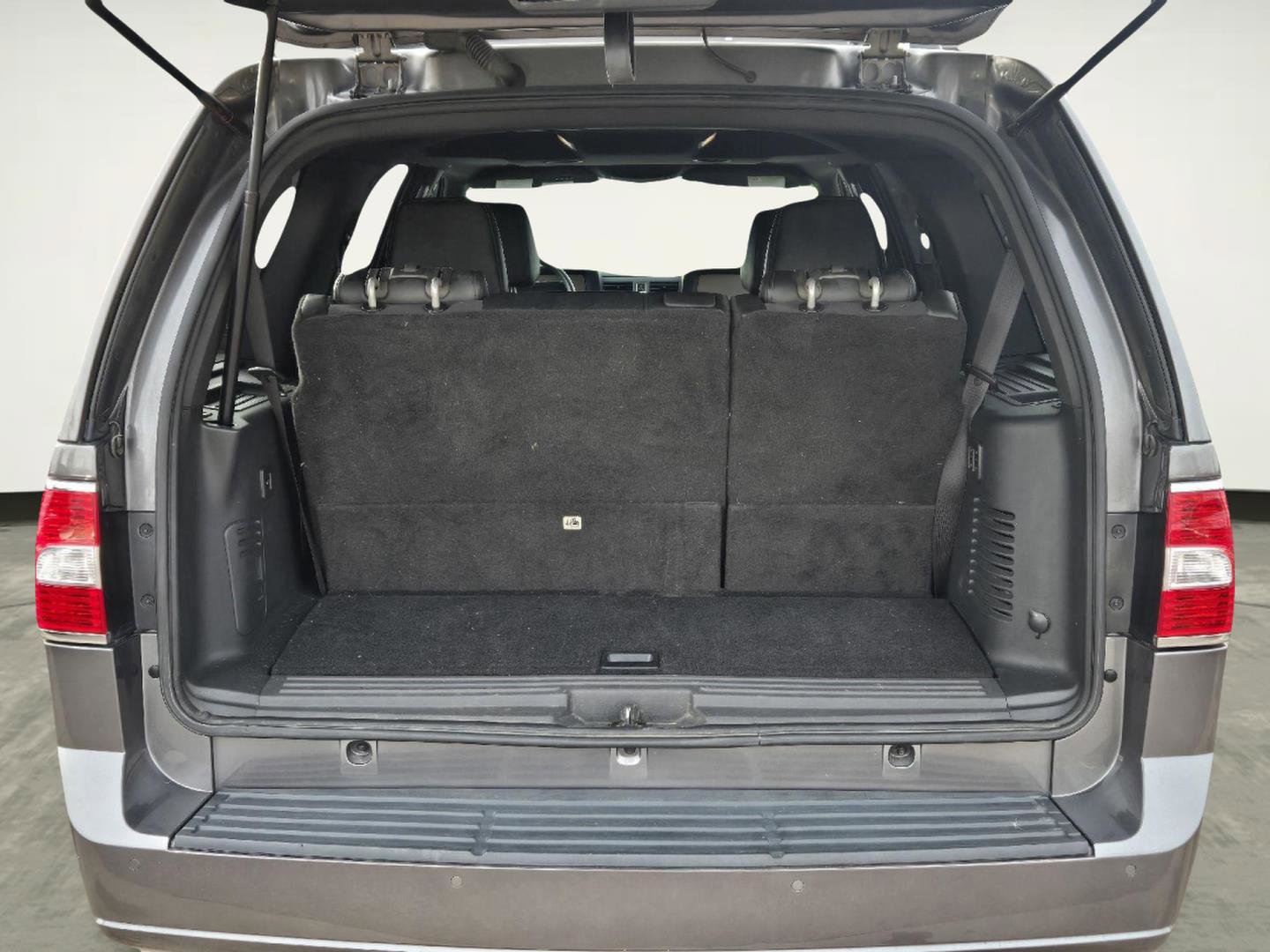 Used 2012 Lincoln Navigator 4WD image 37