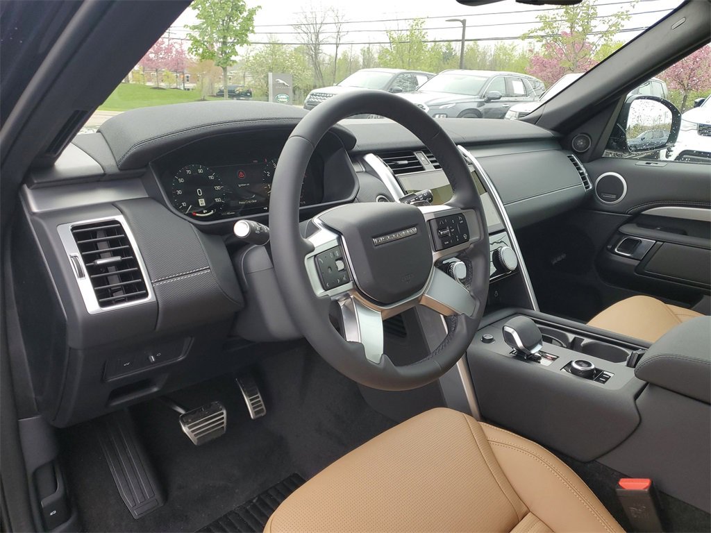 New 2025 Land Rover Discovery Dynamic SE image 13
