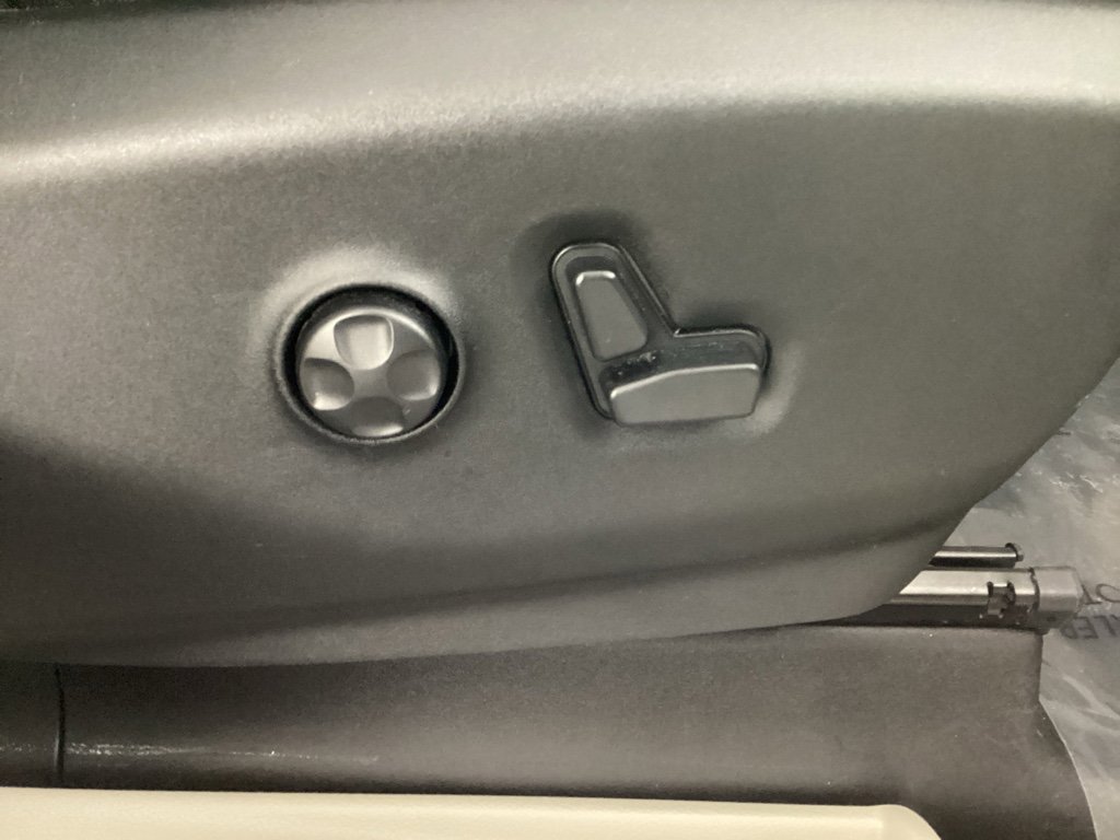 Used 2019 Chrysler Pacifica Touring-L Plus w/ Tire & Wheel Group image 9