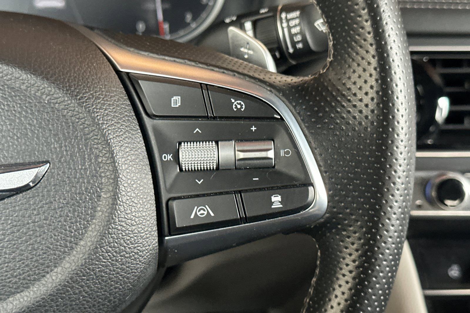 Used 2023 Genesis G70 2.0T image 32