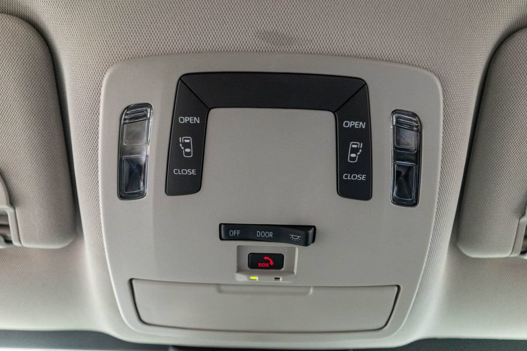 Certified 2025 Toyota Sienna LE FWD image 27