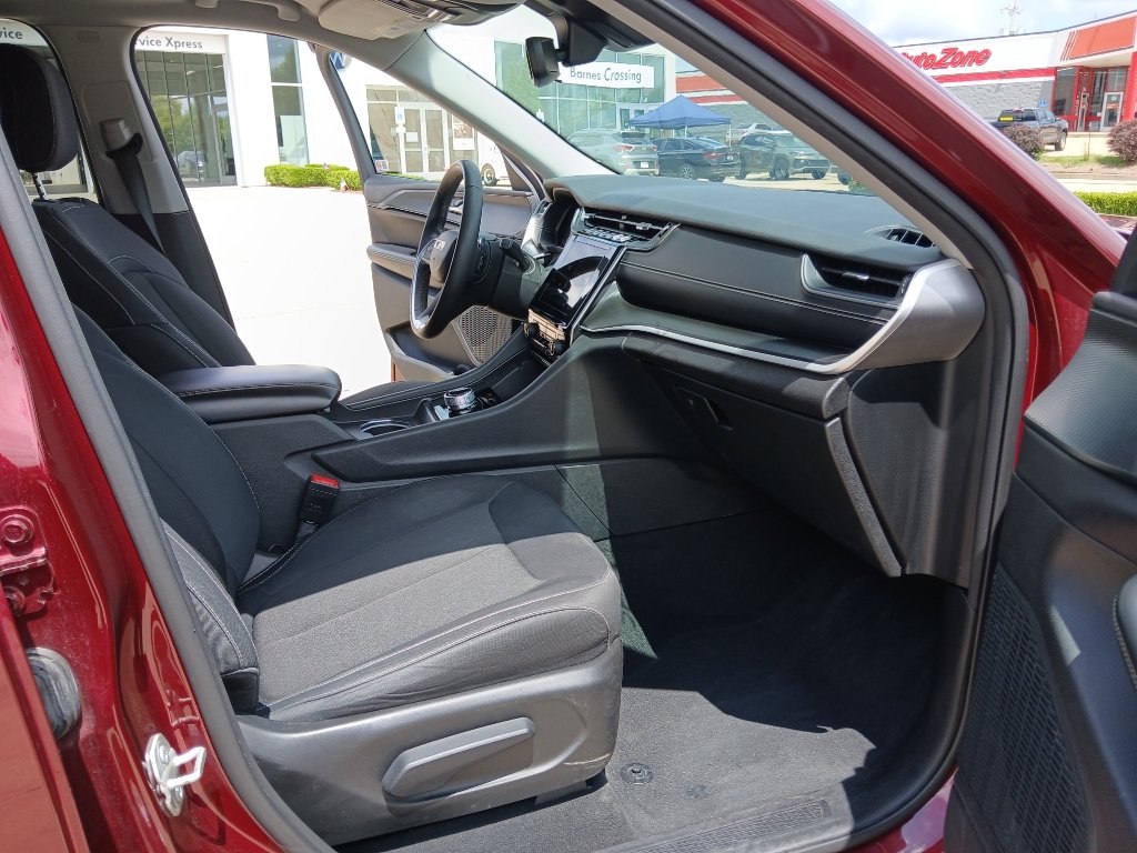 Used 2023 Jeep Grand Cherokee Laredo RWD image 22