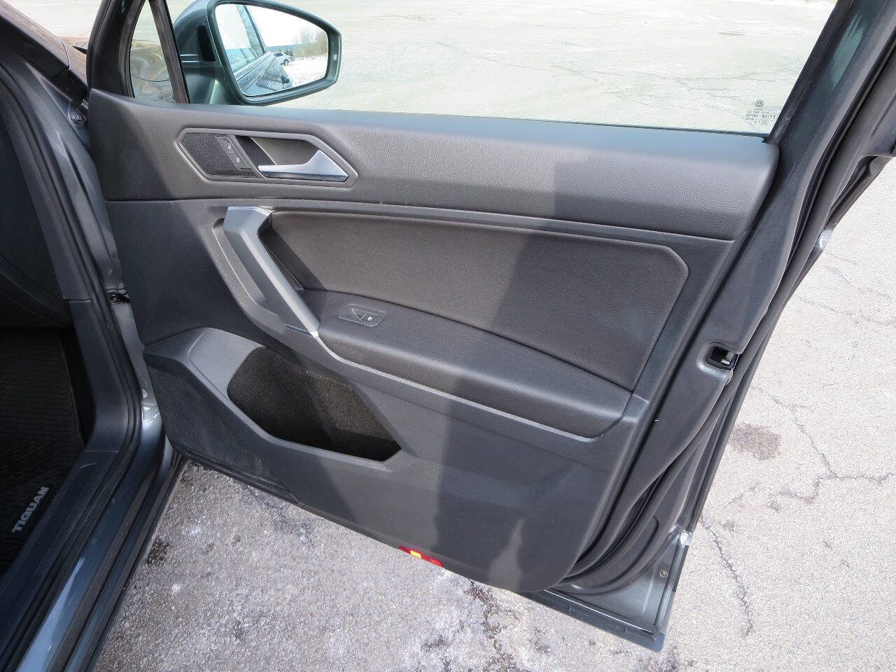 Used 2020 Volkswagen Tiguan SE w/ Panoramic Sunroof Package image 25