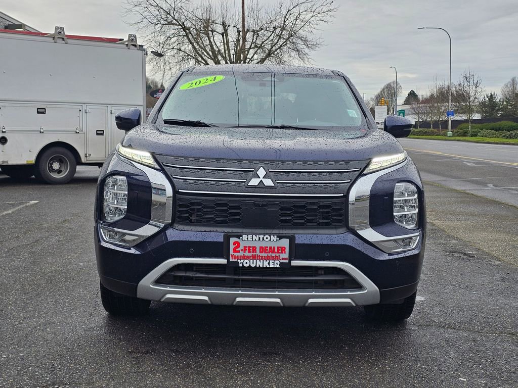 Used 2024 Mitsubishi Outlander SE image 2