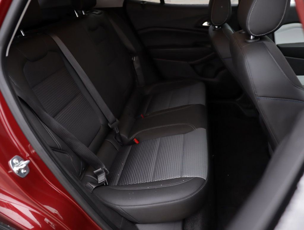 Used 2025 Chevrolet Trax LT w/ LT Convenience Package image 25