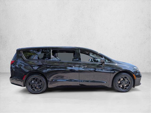 Used 2022 Chrysler Pacifica Limited w/ S Appearance Package image 4