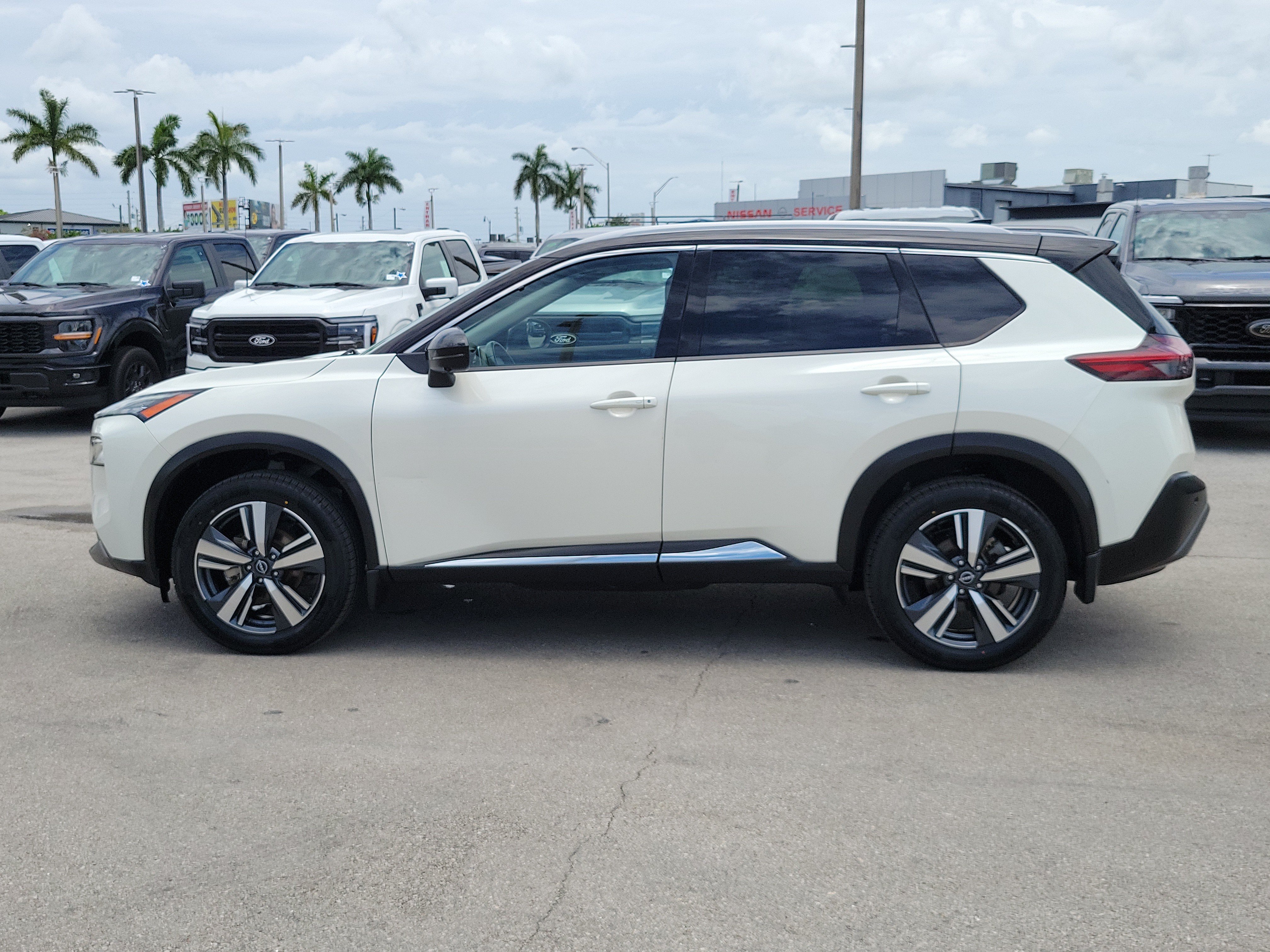 Used 2023 Nissan Rogue SL AWD/4WD image 8