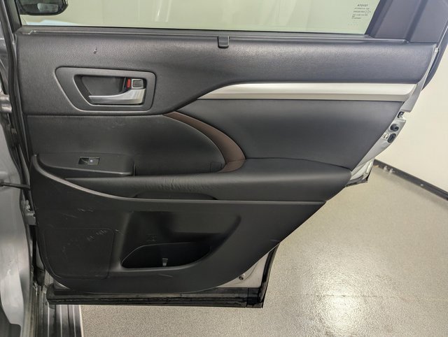 Used 2015 Toyota Highlander XLE image 19