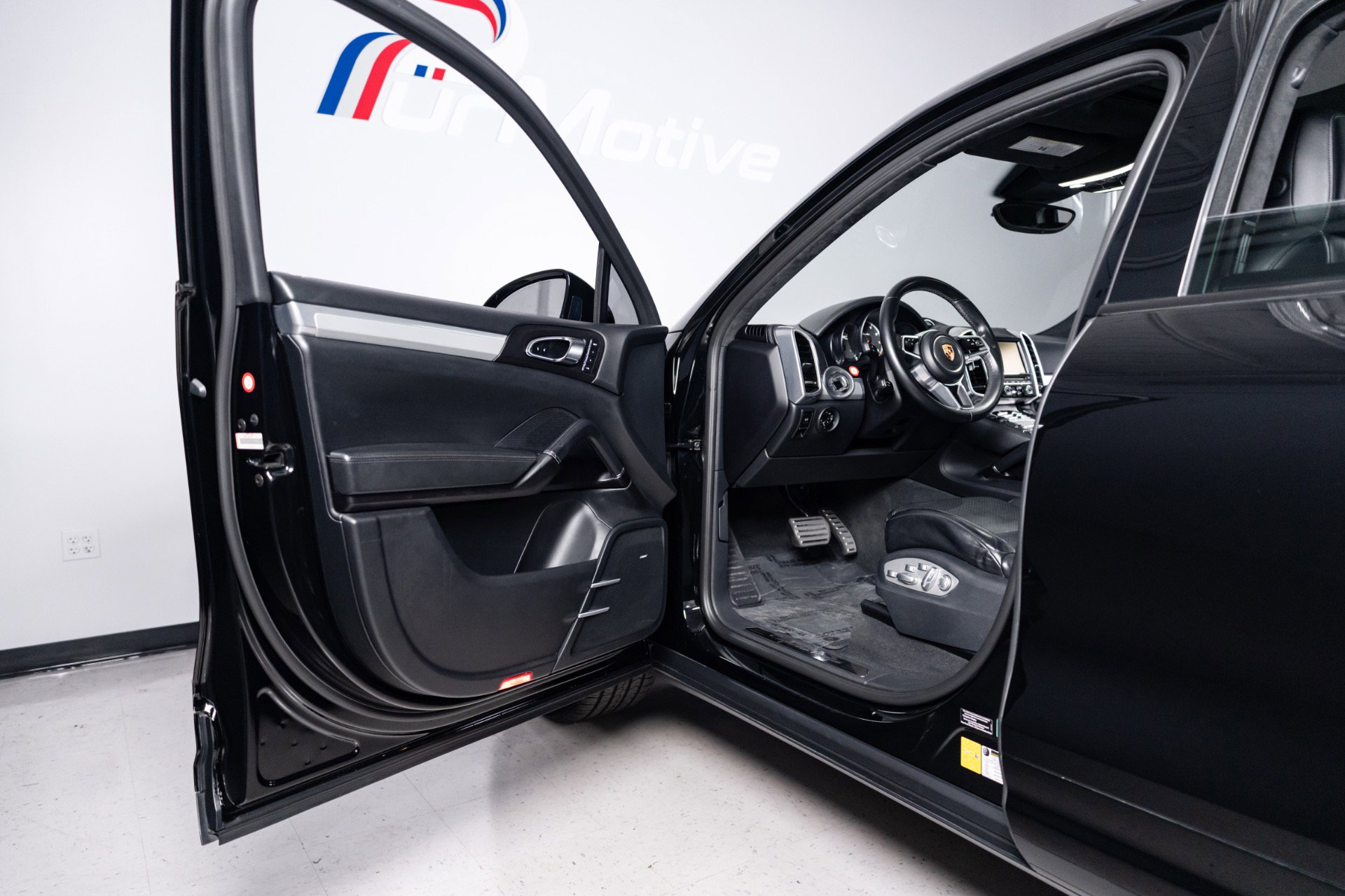 Used 2016 Porsche Cayenne Turbo AWD/4WD image 37
