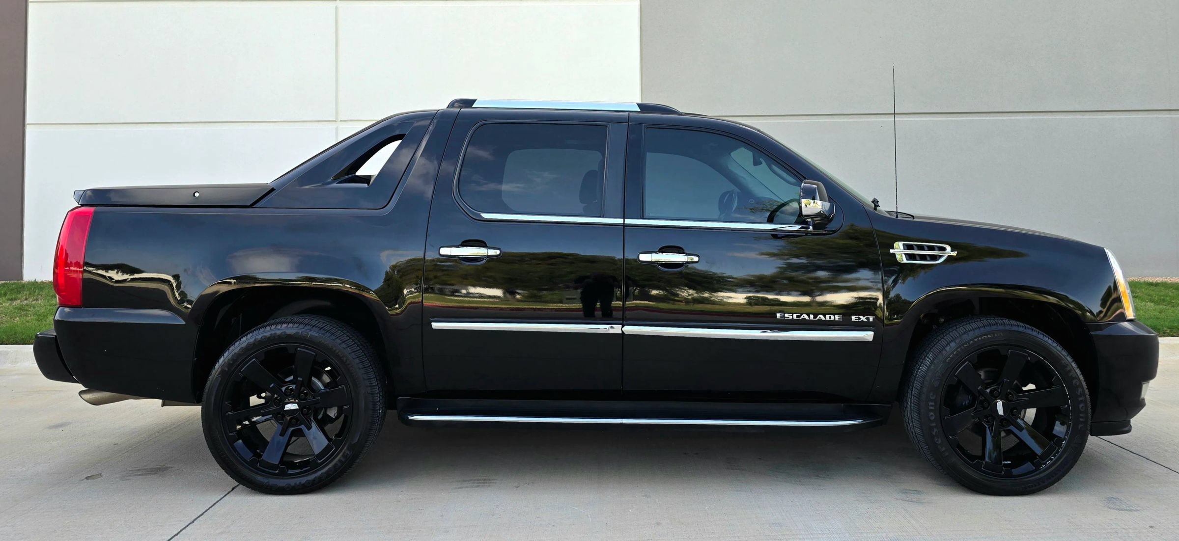 Used 2010 Cadillac Escalade EXT Luxury AWD/4WD image 8