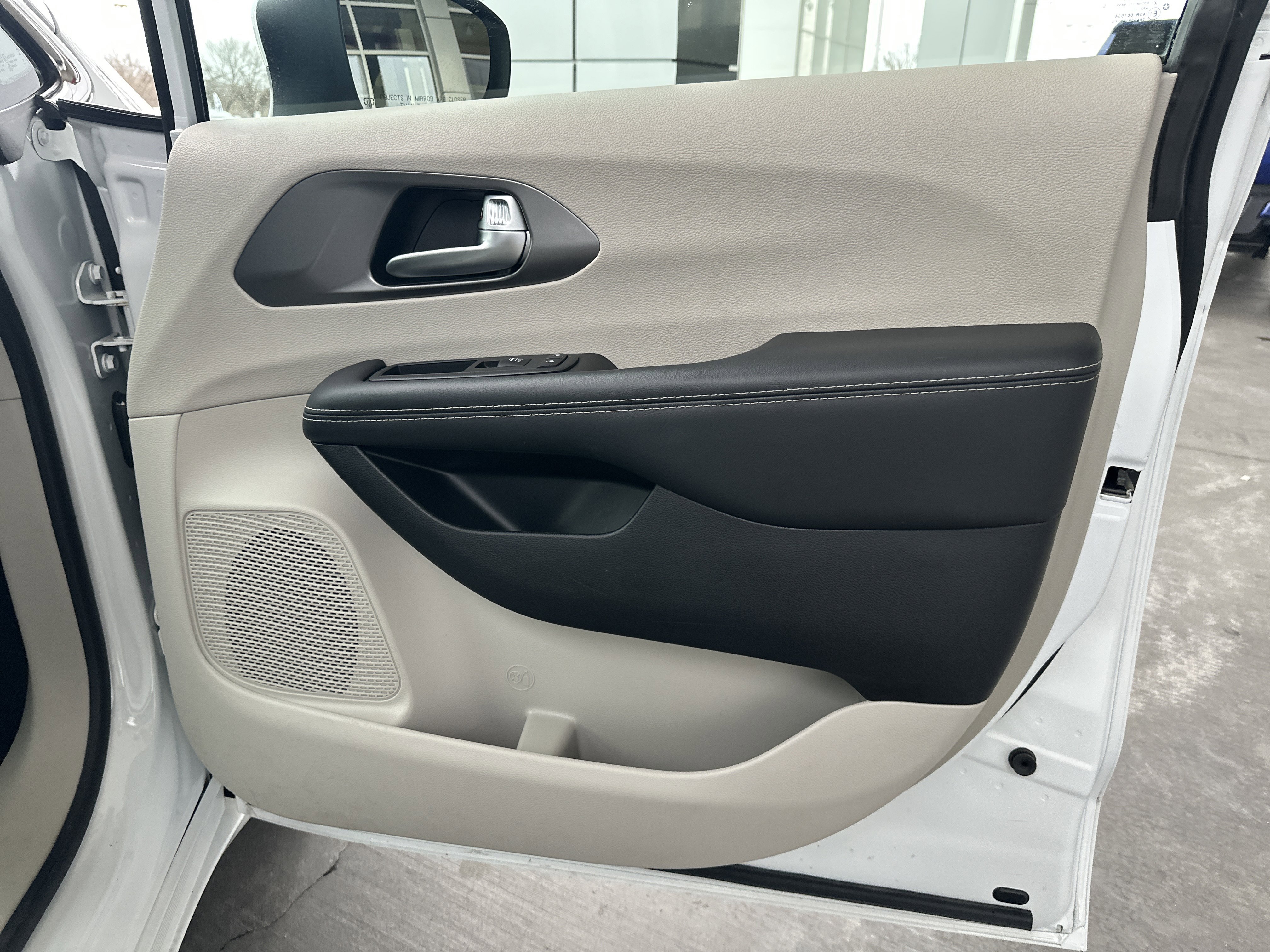 Used 2023 Chrysler Pacifica Touring-L image 12