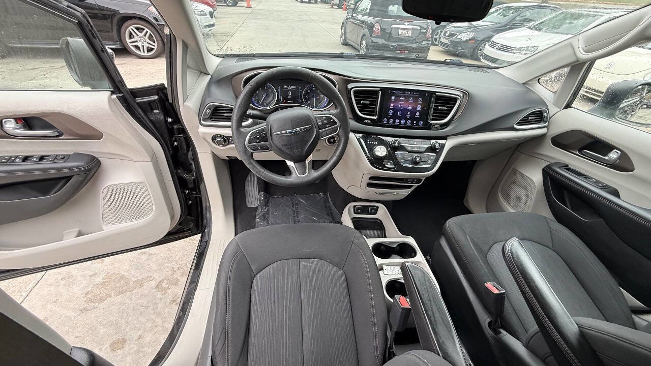Used 2017 Chrysler Pacifica Touring FWD image 36