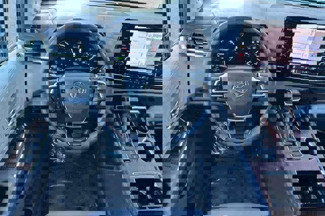 Used 2024 Toyota Sienna XLE w/ XLE Plus Package FWD image 18