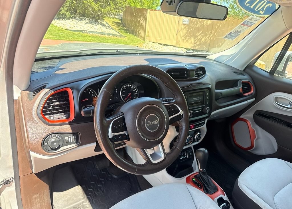 Used 2015 Jeep Renegade Latitude w/ Cold Weather Group FWD image 12