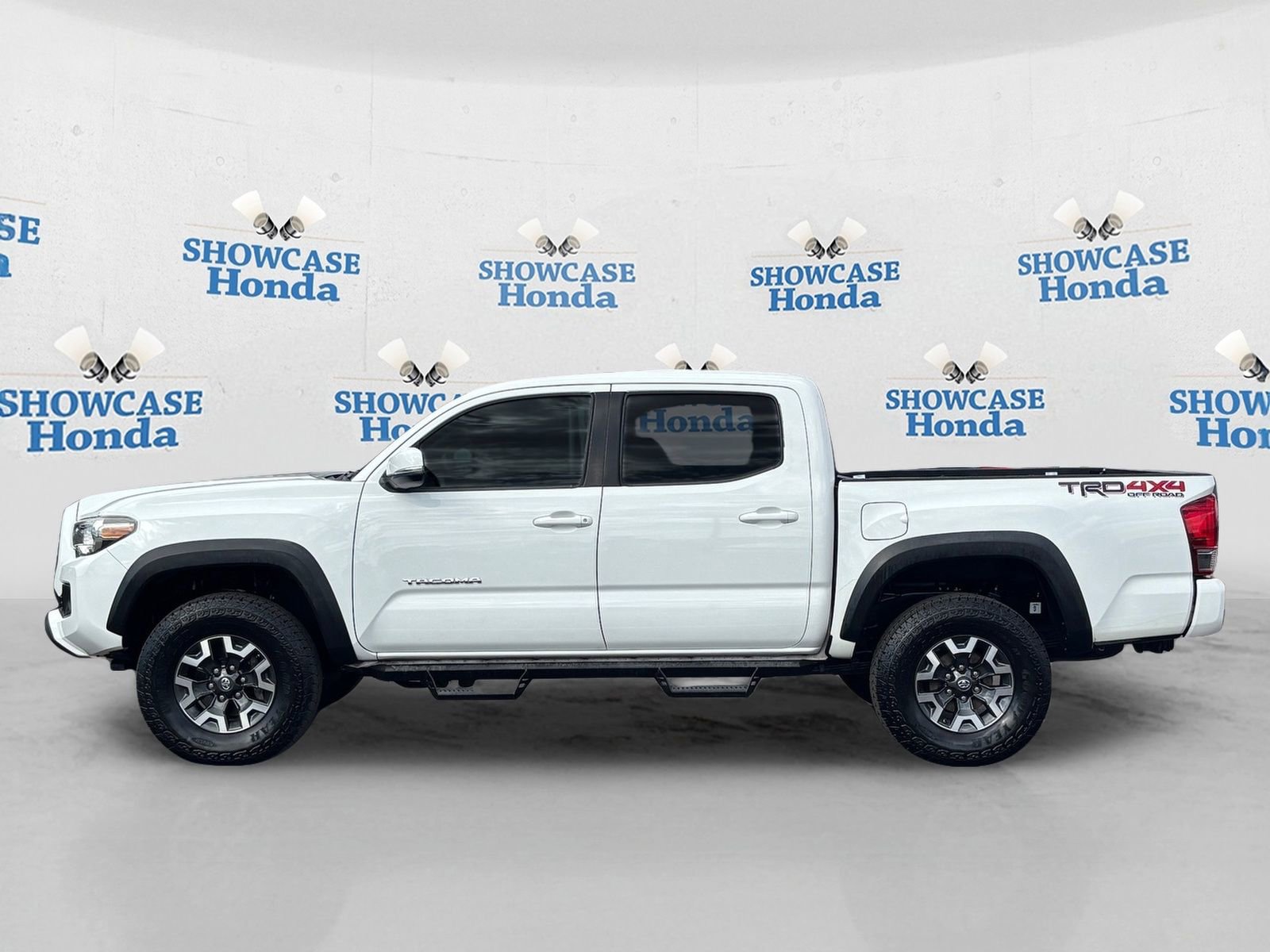 Used 2017 Toyota Tacoma TRD Off-Road image 4