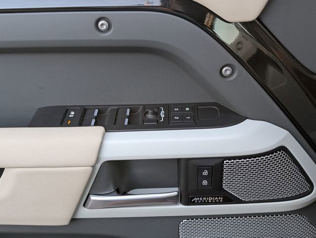 Used 2023 Land Rover Defender 130 SE image 23