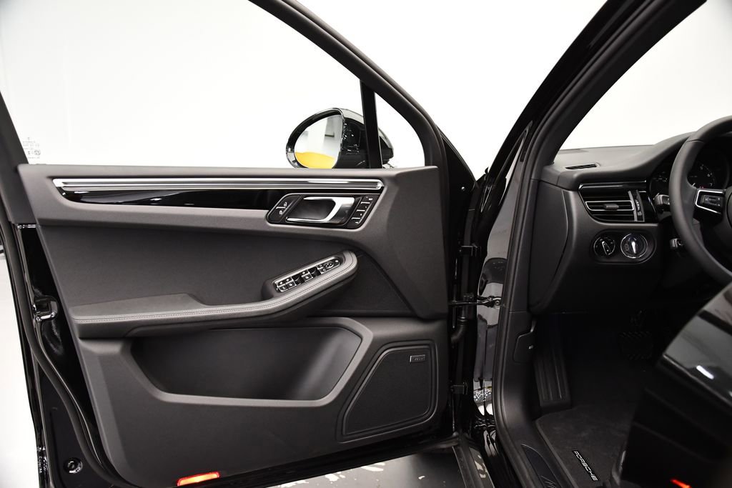 Used 2025 Porsche Macan image 31