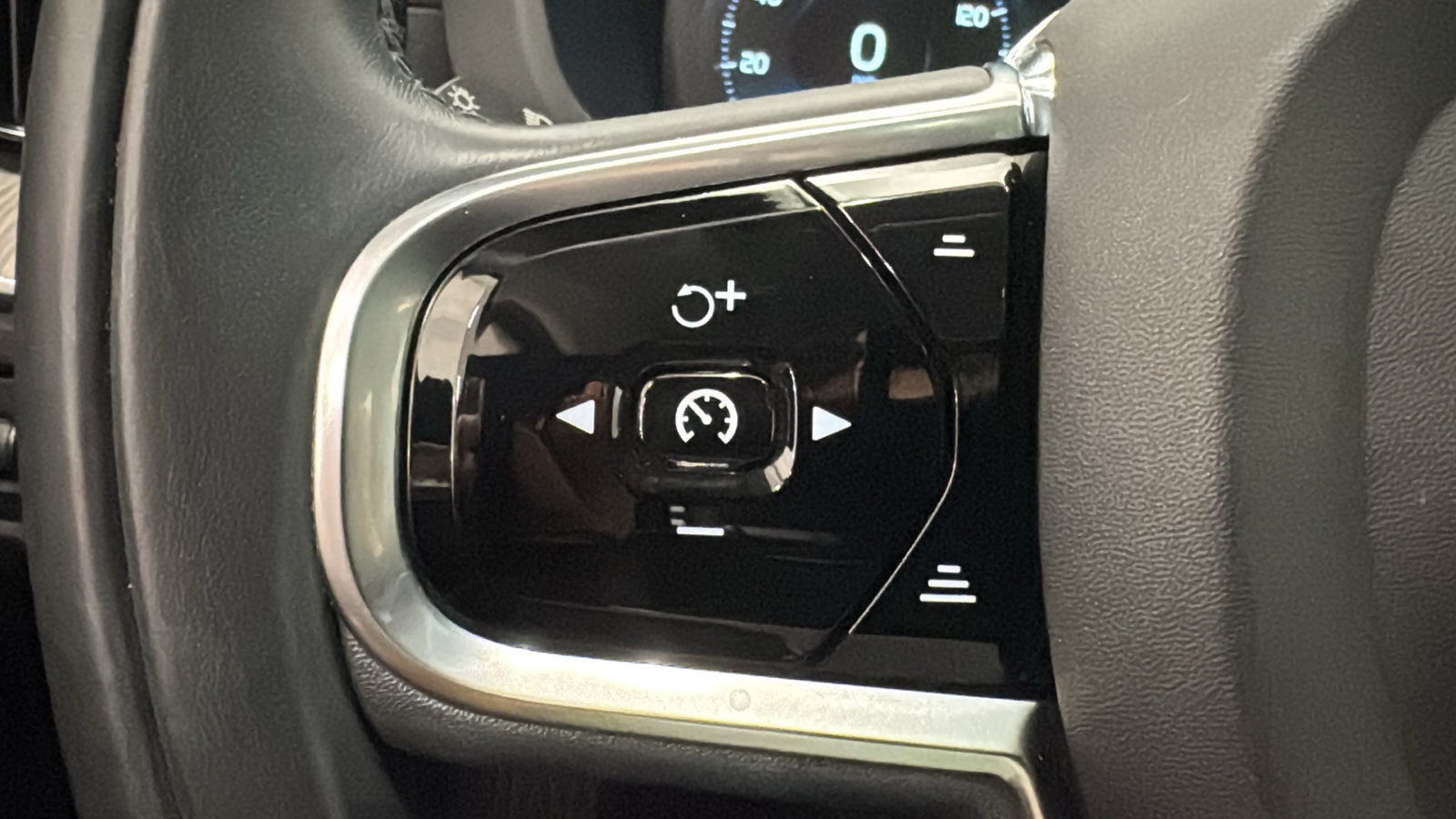 Used 2019 Volvo XC60 T5 Inscription w/ Protection Package Premier AWD/4WD image 13