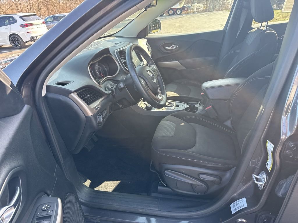 Used 2017 Jeep Cherokee Latitude w/ Cold Weather Group image 11