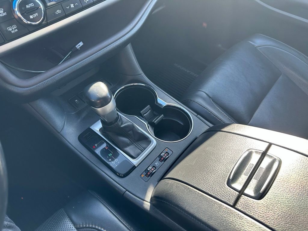 Used 2017 Toyota Highlander Limited image 26