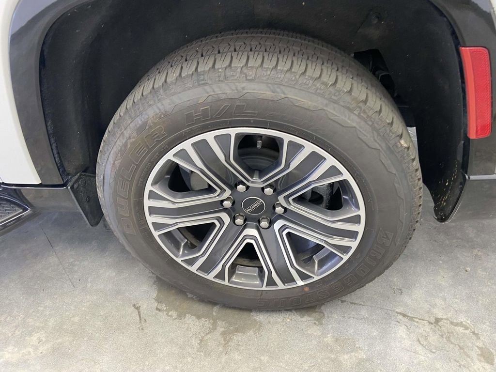 Used 2025 Jeep Wagoneer L Series II AWD/4WD image 10