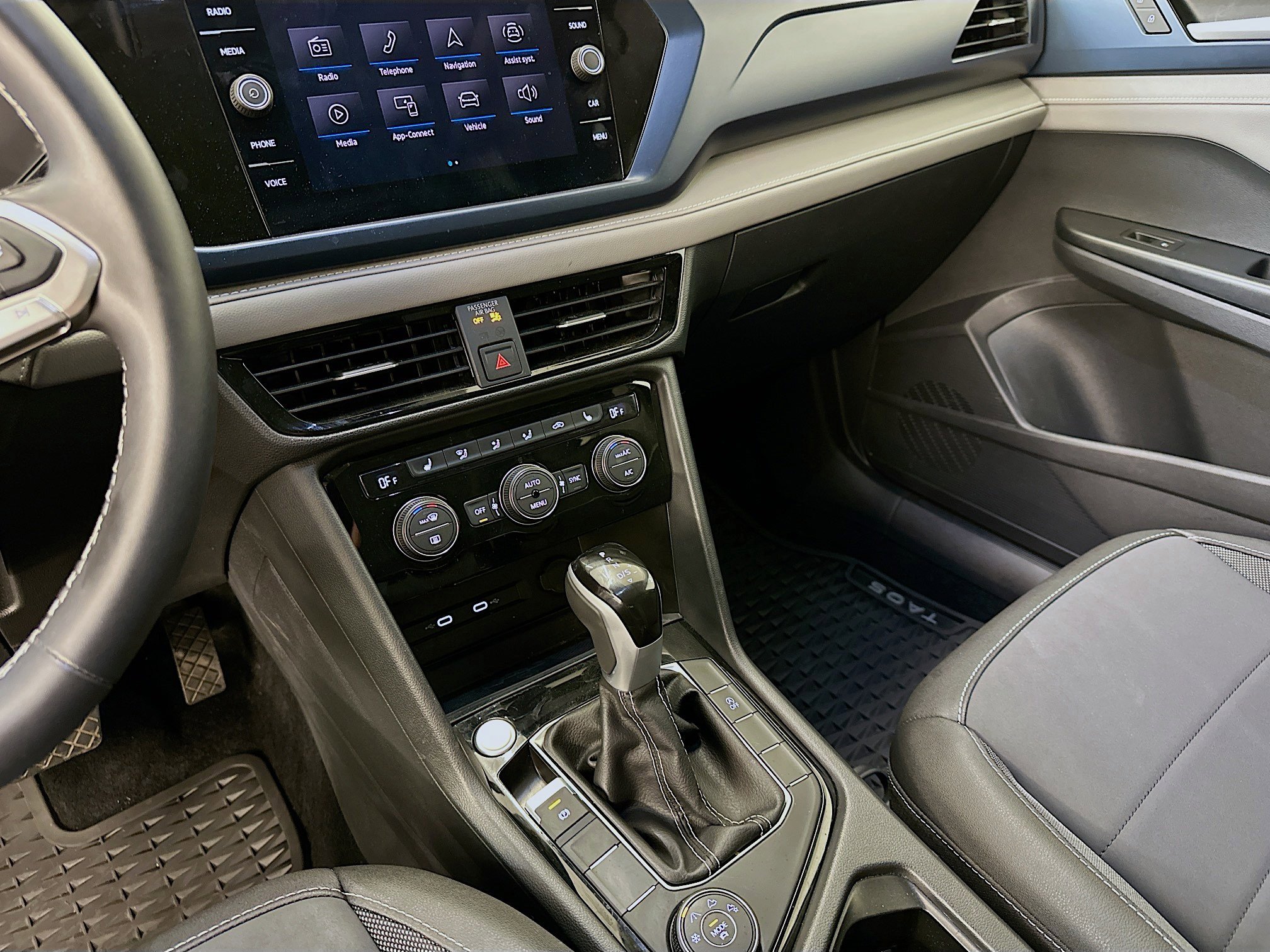 Used 2024 Volkswagen Taos SE w/ Panoramic Sunroof Package image 26