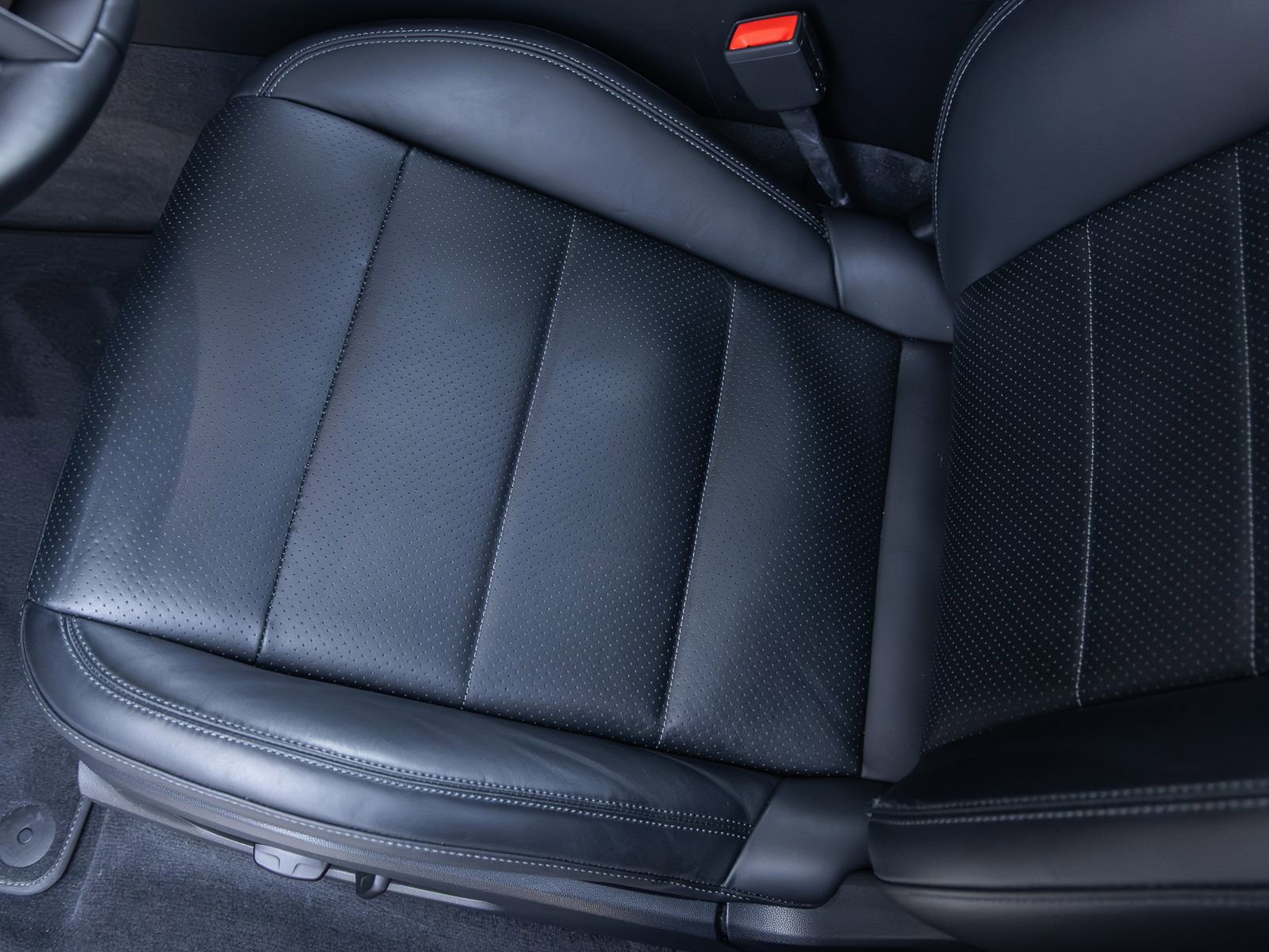 Certified 2025 Porsche Macan Electric image 23