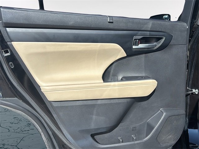 Used 2023 Toyota Highlander XLE image 16