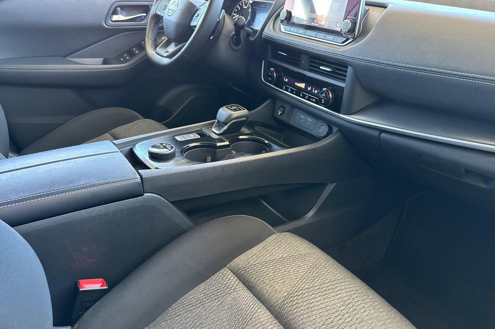 Used 2025 Nissan Rogue SV image 28
