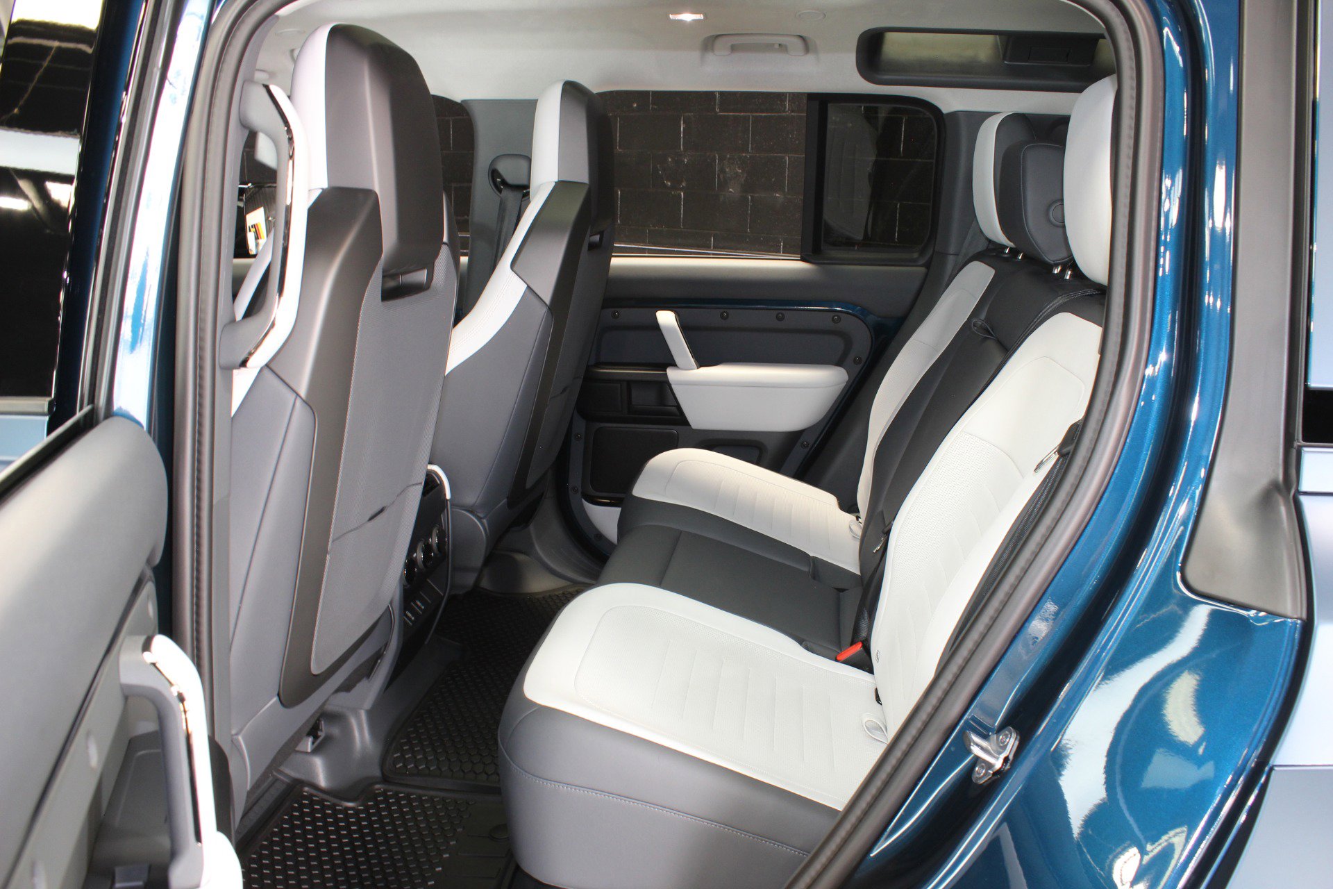 Used 2026 Land Rover Defender 110 OCTA image 46