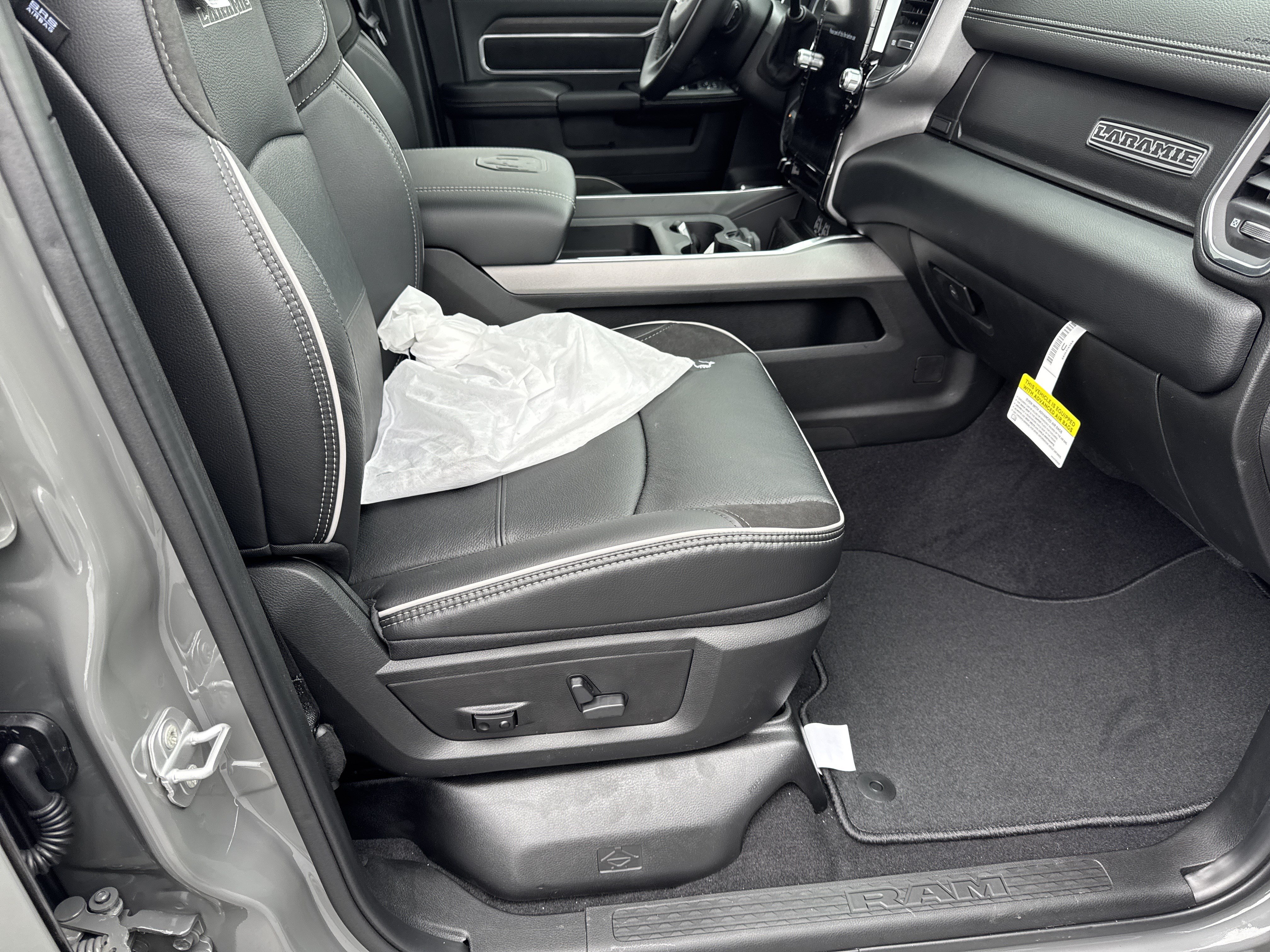 New 2026 RAM 2500 Laramie AWD/4WD image 13