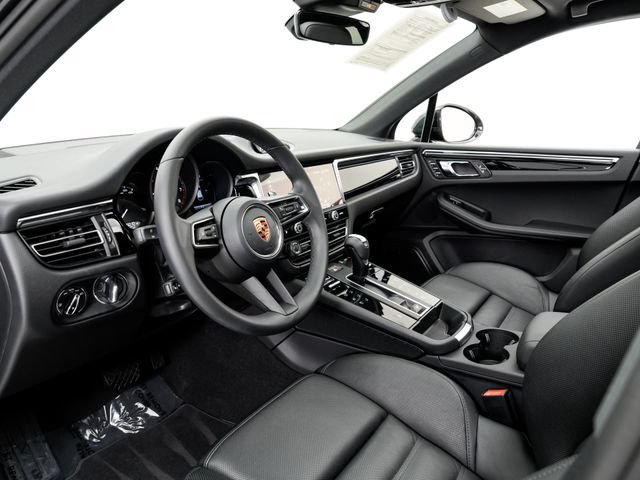 Certified 2026 Porsche Macan AWD/4WD image 4