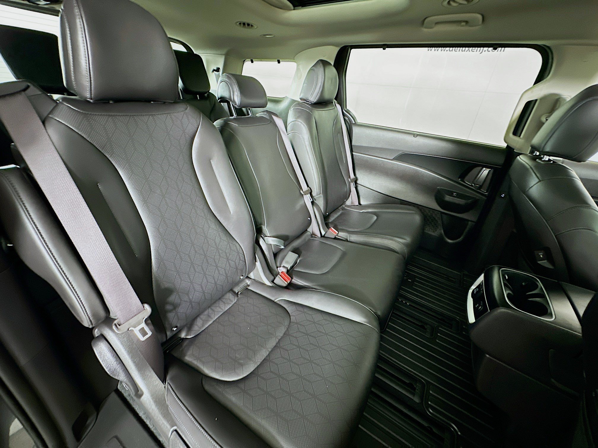 Used 2025 Kia Carnival SX w/ SX Dark Edition Package FWD image 30