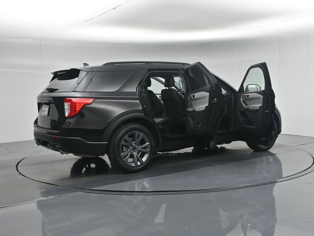 Used 2023 Ford Explorer XLT w/ Equipment Group 202A image 6