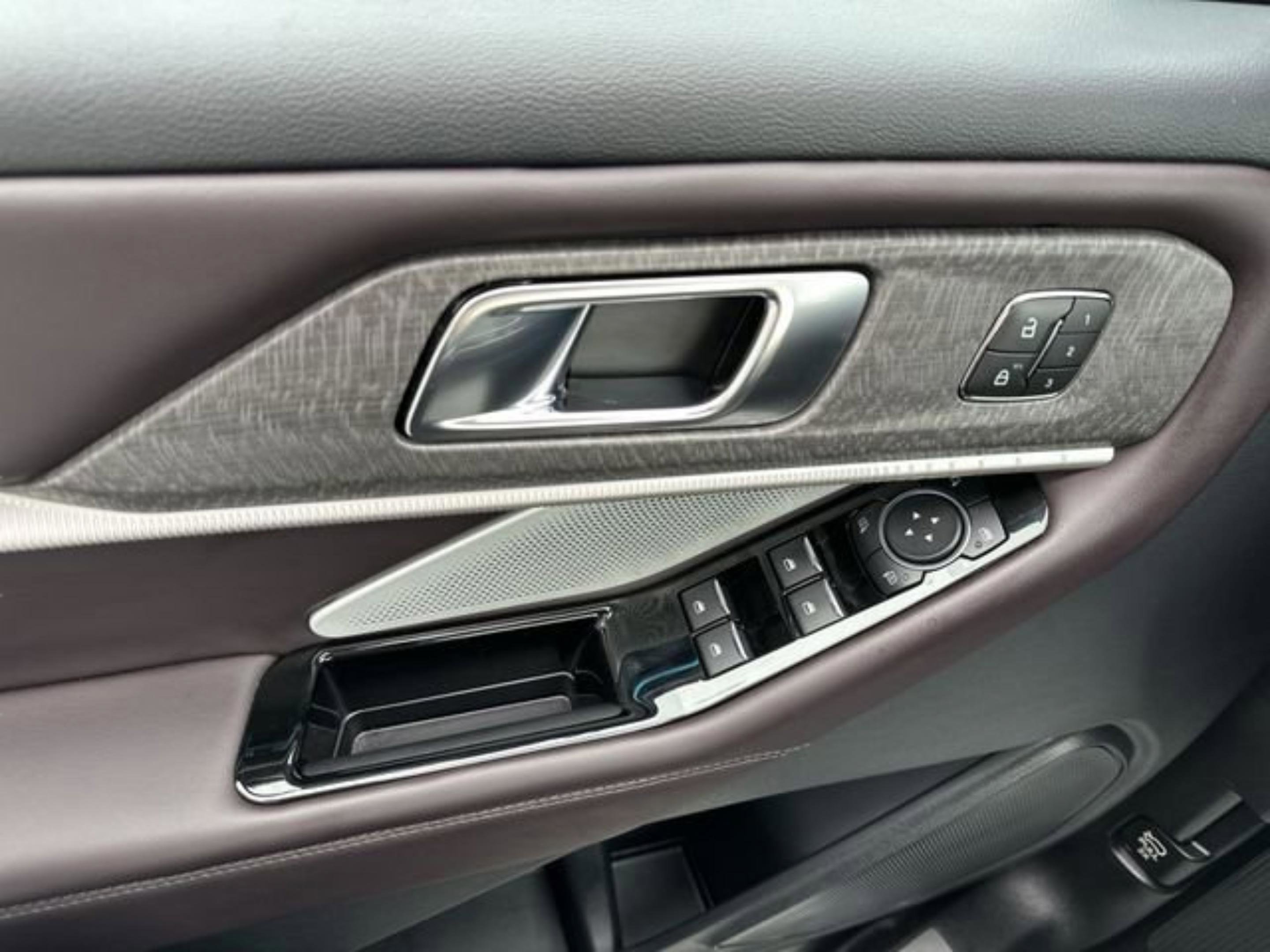 Used 2025 Ford Explorer Platinum RWD image 15
