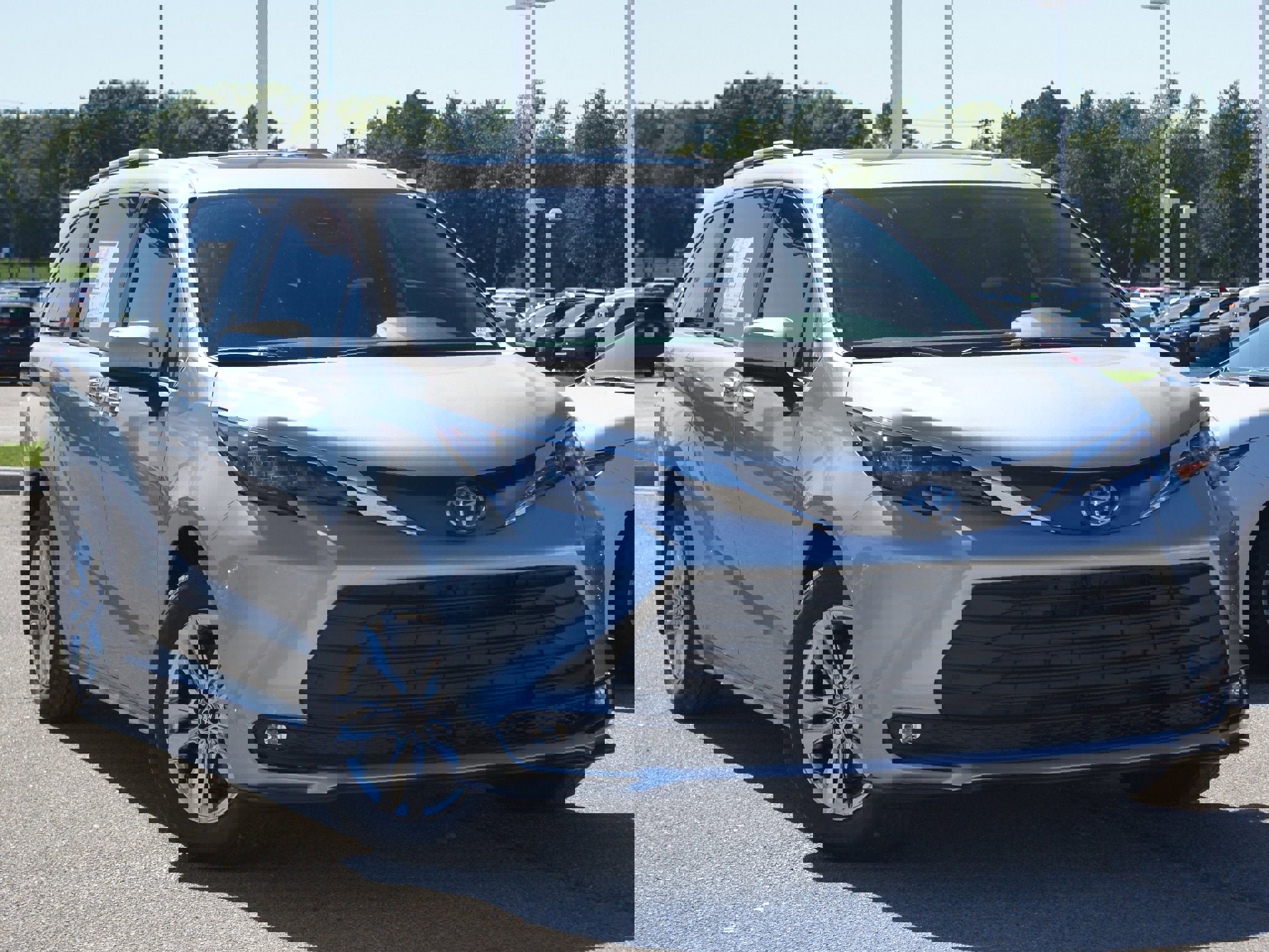 Used 2025 Toyota Sienna XLE image 21