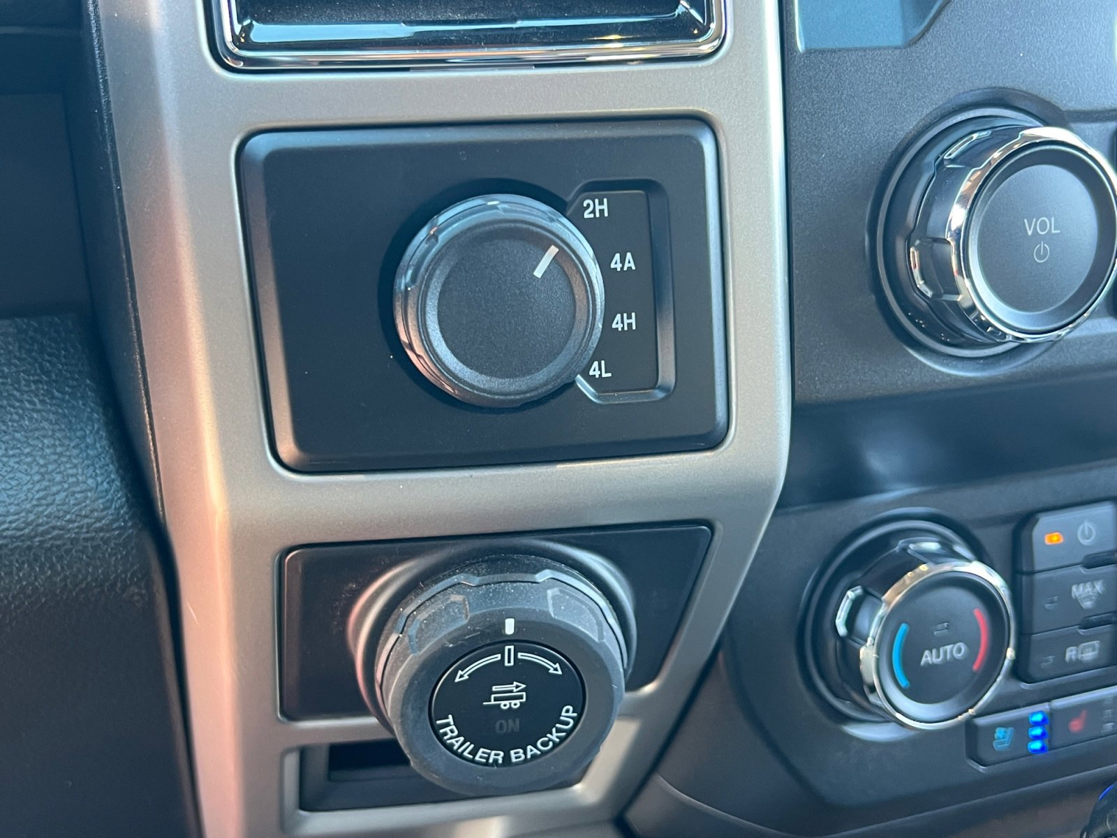 Certified 2020 Ford F150 Lariat image 30