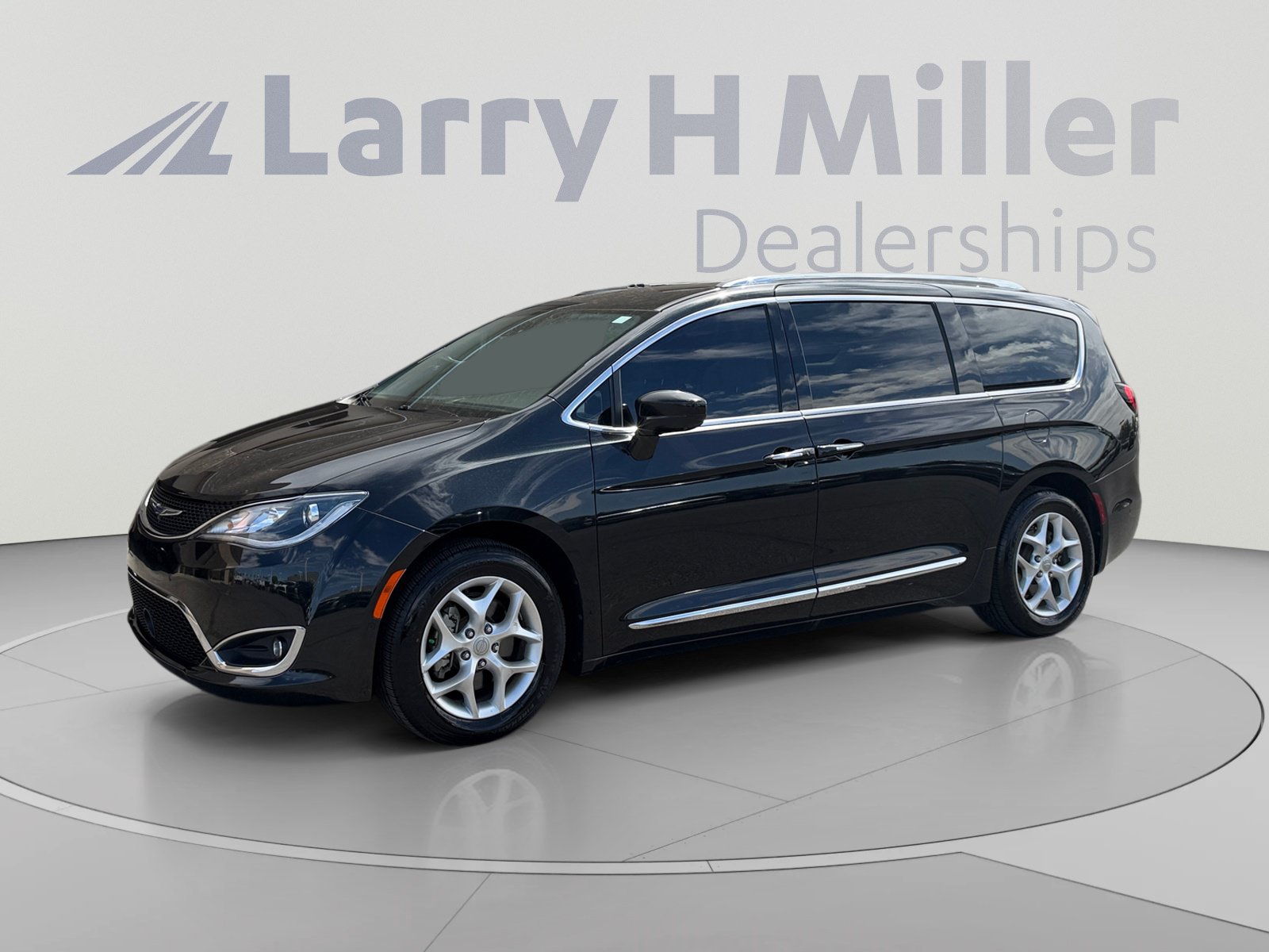 Used 2018 Chrysler Pacifica Touring-L w/ Advanced Safetytec Group FWD image 1