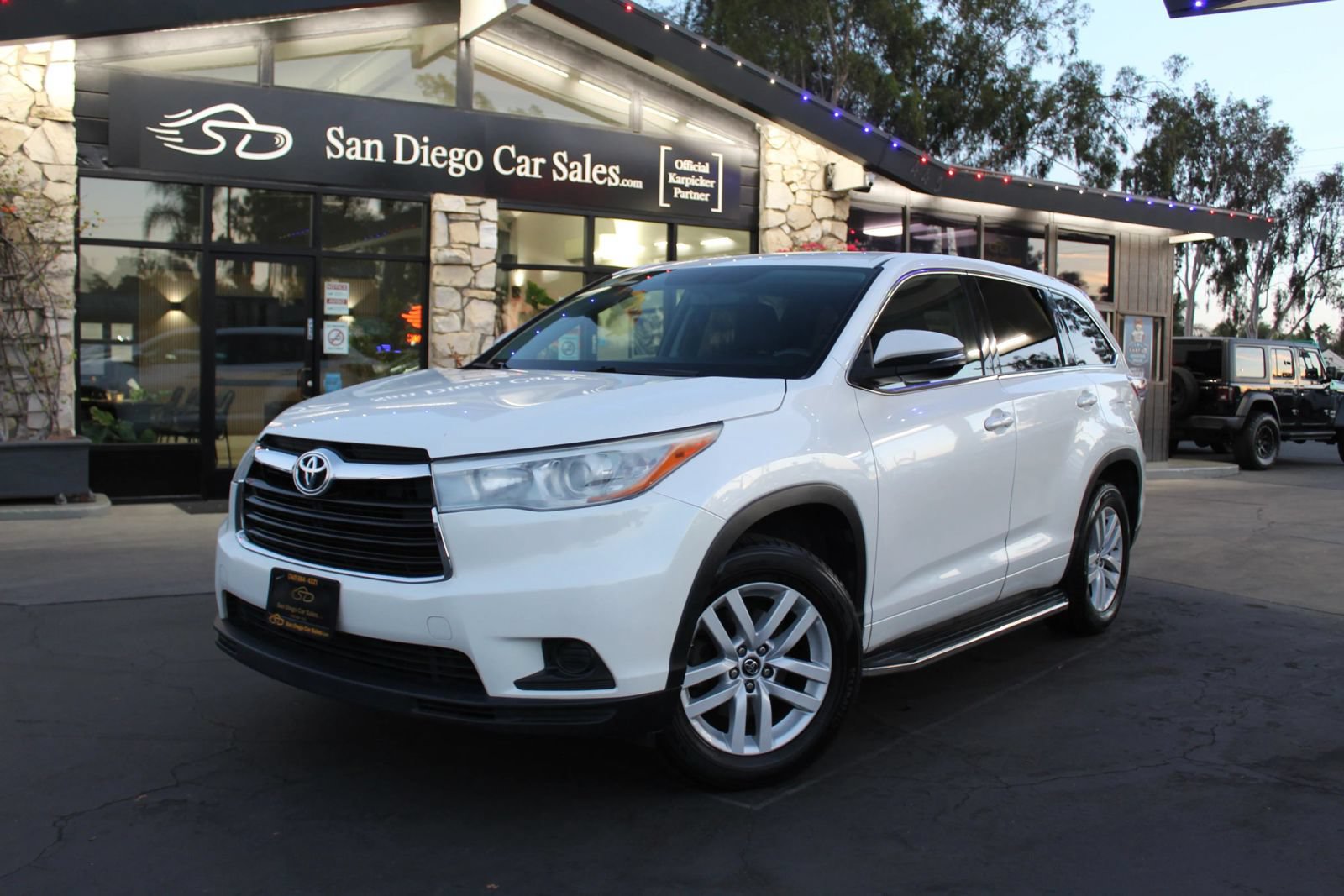 Used 2016 Toyota Highlander LE FWD image 1