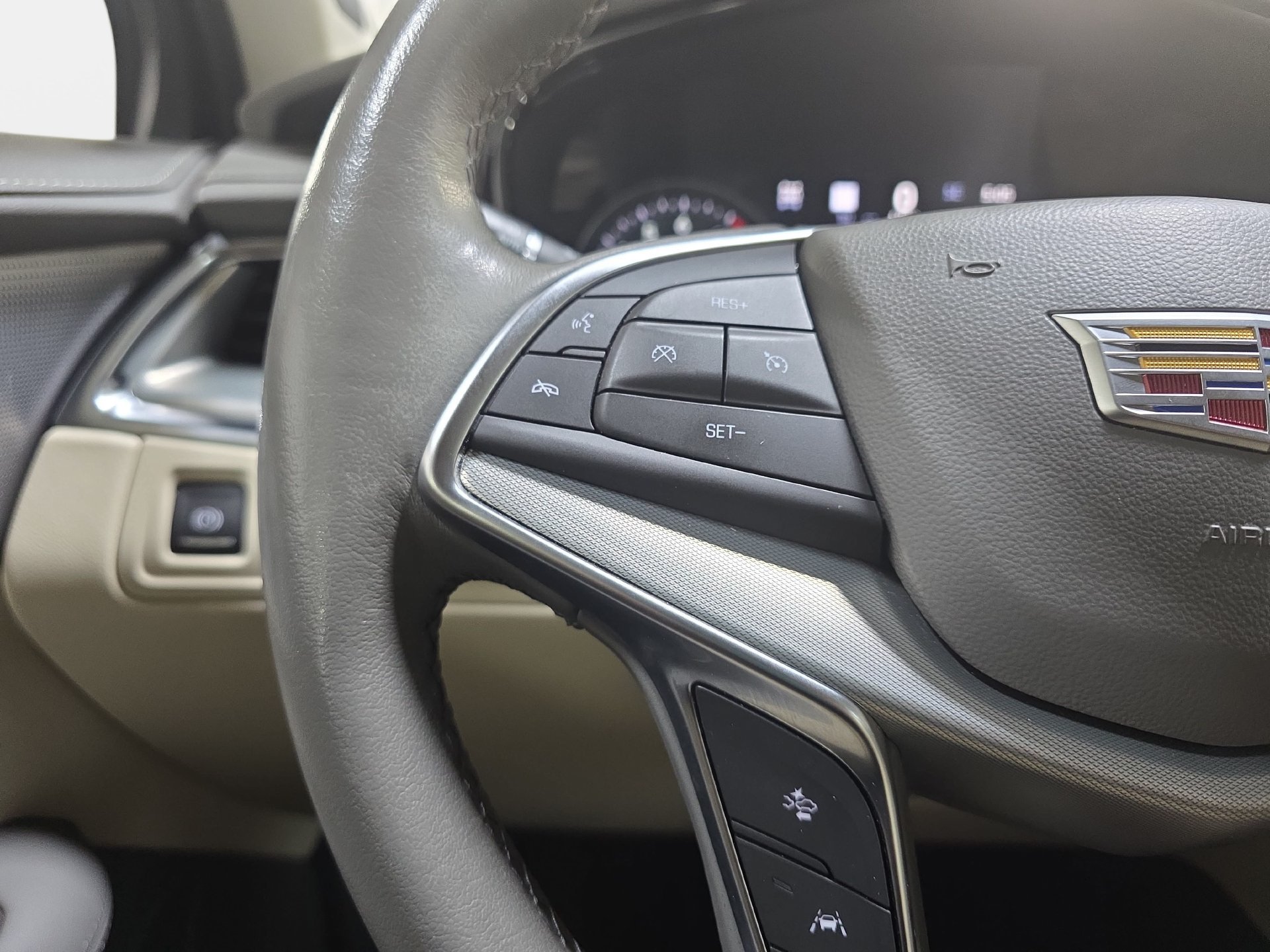 Used 2023 Cadillac XT5 Premium Luxury w/ Technology Package AWD/4WD image 17