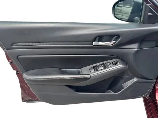 Used 2024 Nissan Altima 2.5 SV FWD image 11