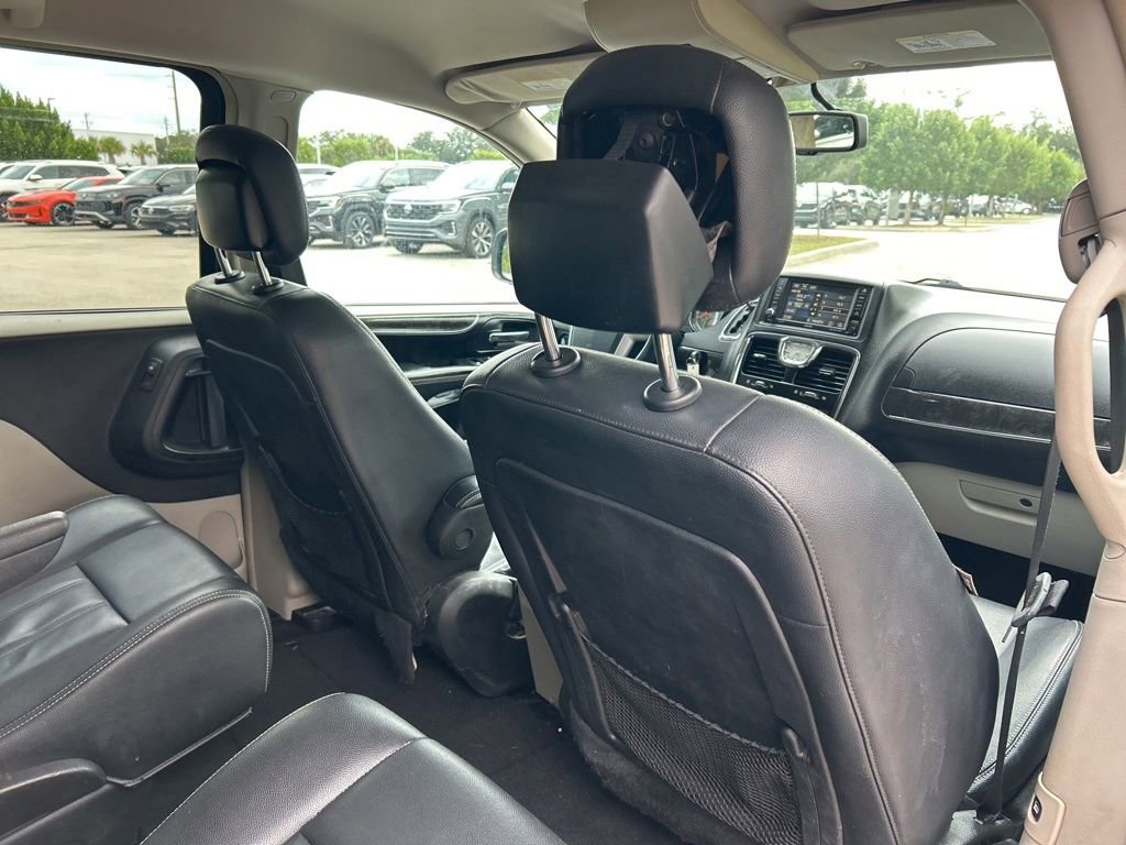 Used 2014 Chrysler Town & Country Touring image 40