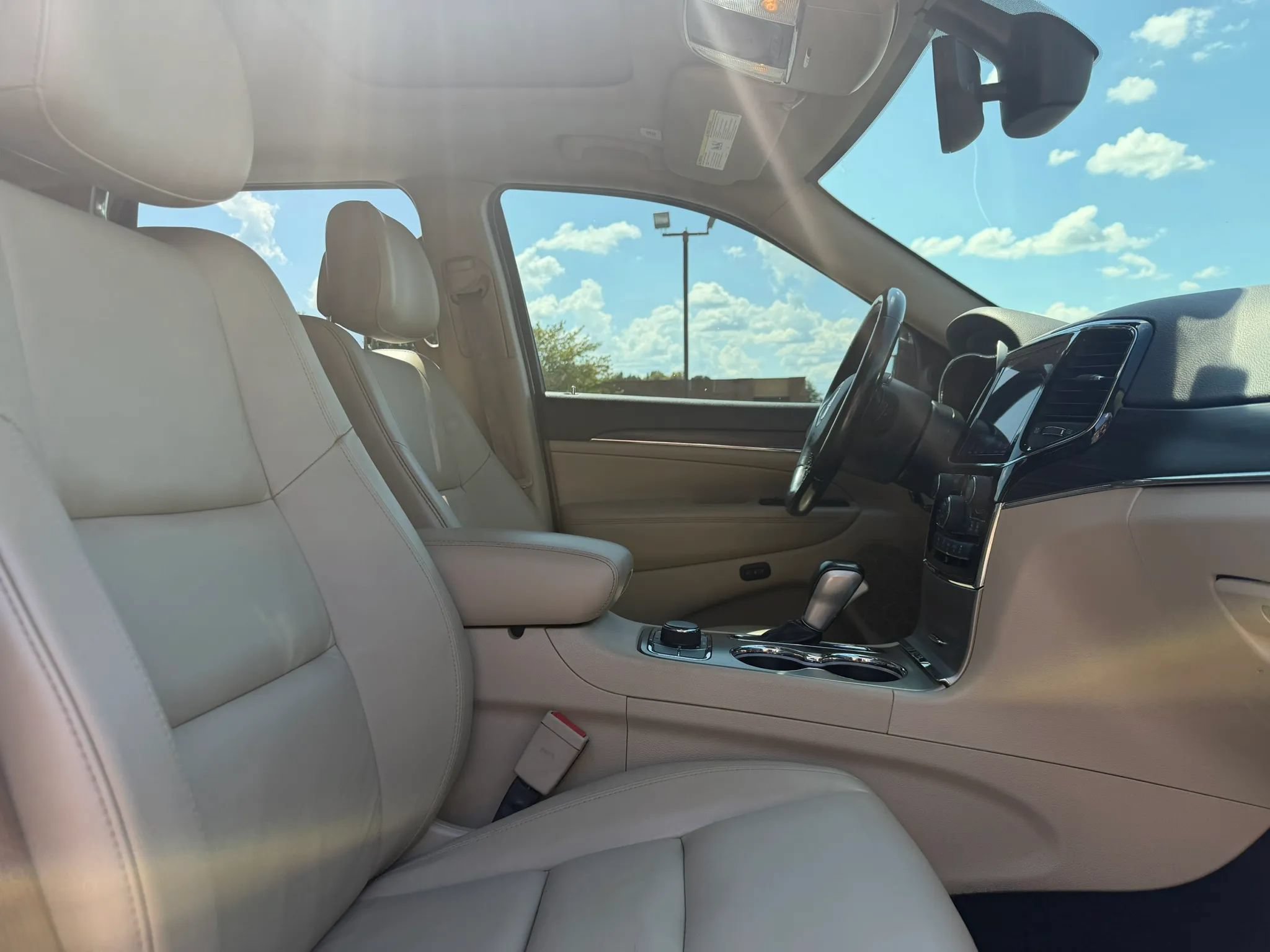 Used 2020 Jeep Grand Cherokee Limited AWD/4WD image 24