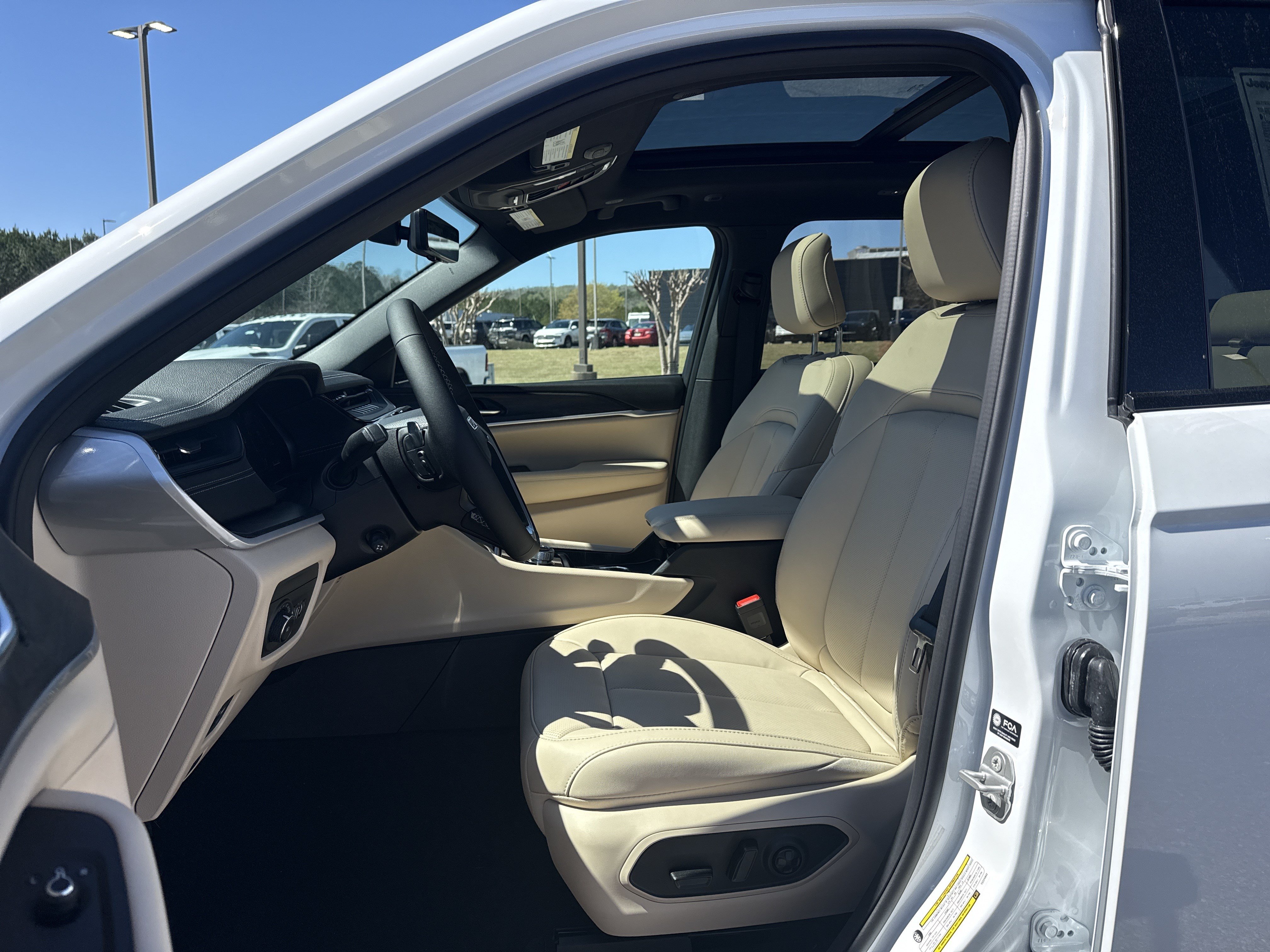 New 2026 Jeep Grand Cherokee Limited w/ Luxury Tech Group II AWD/4WD image 9