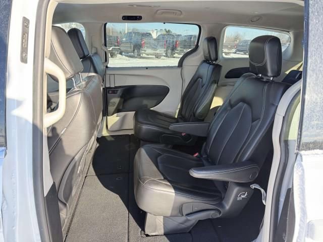 Used 2023 Chrysler Pacifica Touring-L image 13